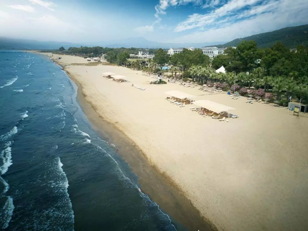 ساحل اختصاصی هتل ریچموند افسوس ریزورت